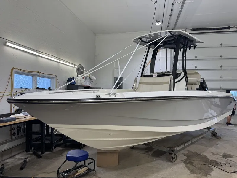 Slide: The Image of Boston Whaler 220 Dauntless 2025 - 26