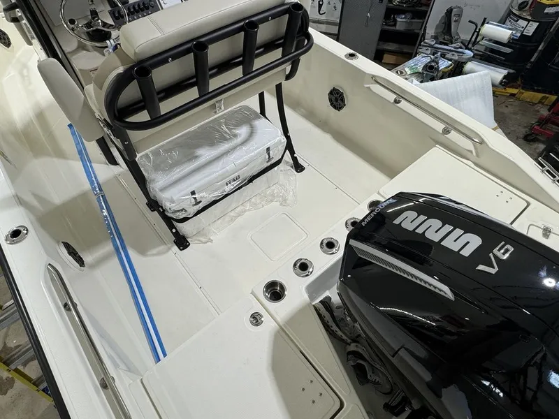 Slide: The Image of Boston Whaler 220 Dauntless 2025 - 30