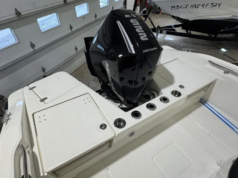 Slide: The Image of Boston Whaler 220 Dauntless 2025 - 32