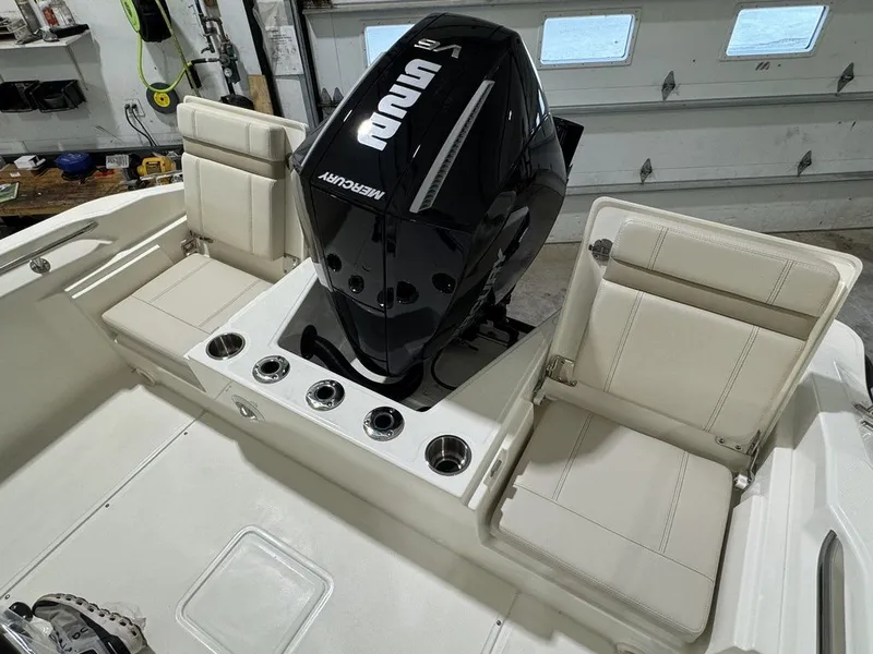 Slide: The Image of Boston Whaler 220 Dauntless 2025 - 33