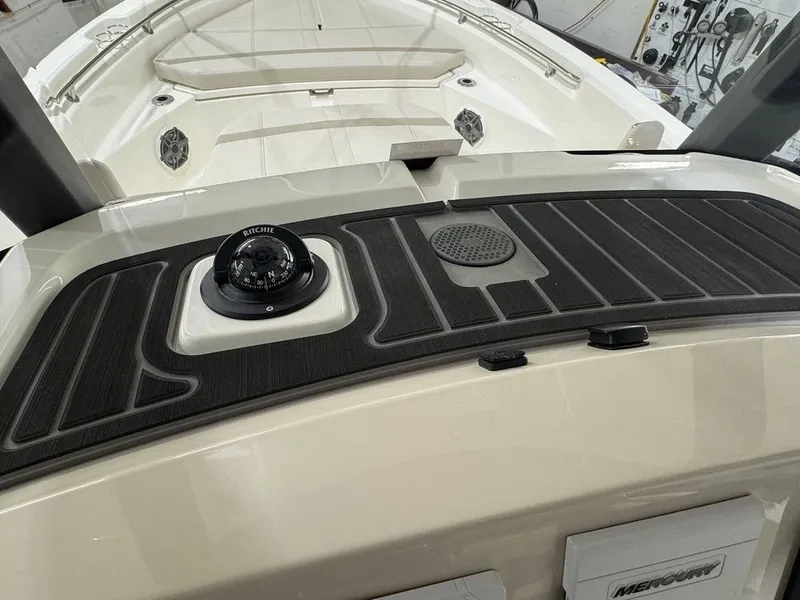 Slide: The Image of Boston Whaler 220 Dauntless 2025 - 38
