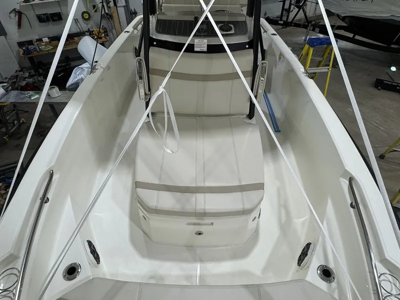 Slide: The Image of Boston Whaler 220 Dauntless 2025 - 39