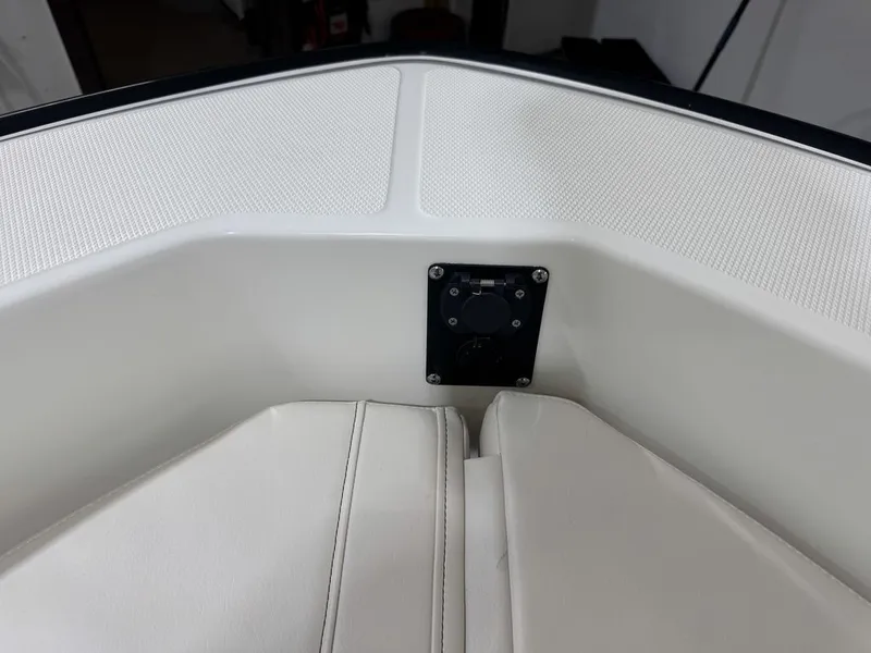 Slide: The Image of Boston Whaler 220 Dauntless 2025 - 44