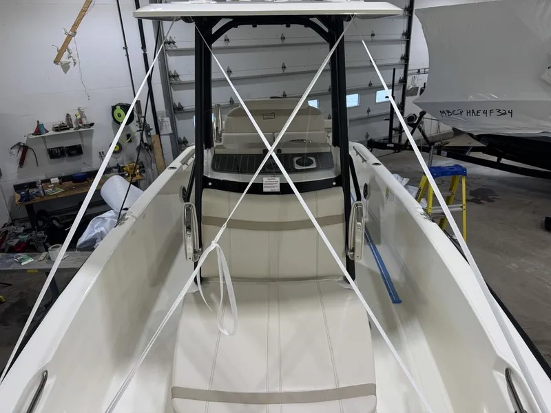 Slide: The Image of Boston Whaler 220 Dauntless 2025 - 45