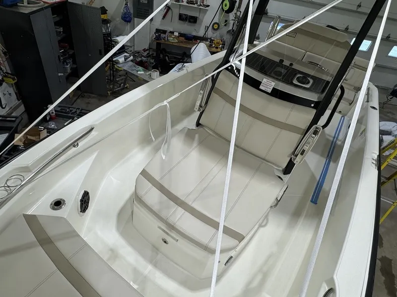 Slide: The Image of Boston Whaler 220 Dauntless 2025 - 46