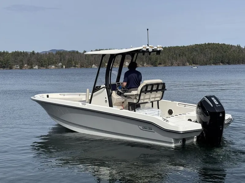Slide: The Image of Boston Whaler 220 Dauntless 2025 - 7