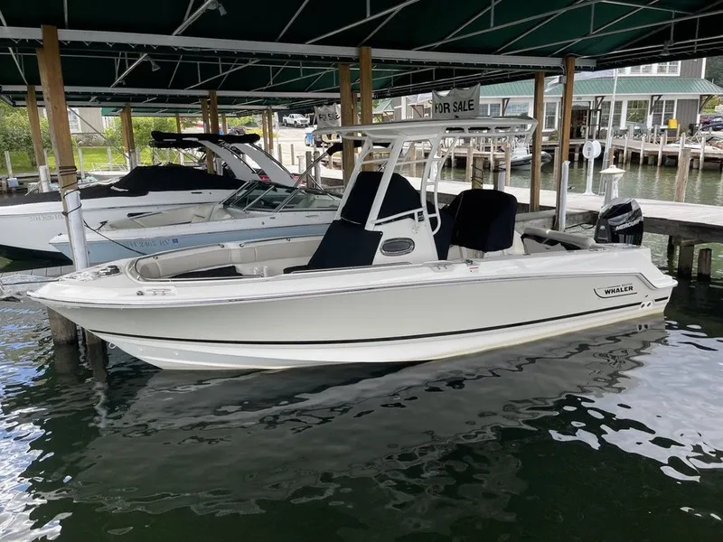 The Image of Boston Whaler 230 Outrage 2025 - 1