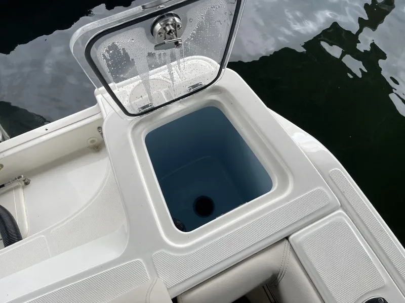 Slide: The Image of Boston Whaler 230 Outrage 2025 - 18