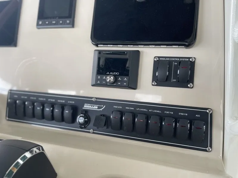 Slide: The Image of Boston Whaler 230 Outrage 2025 - 22