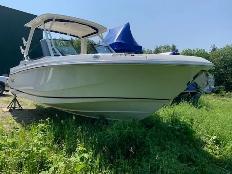 The Image of Boston Whaler 240 Vantage 2025 - 1