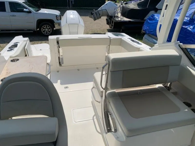 Slide: The Image of Boston Whaler 240 Vantage 2025 - 10