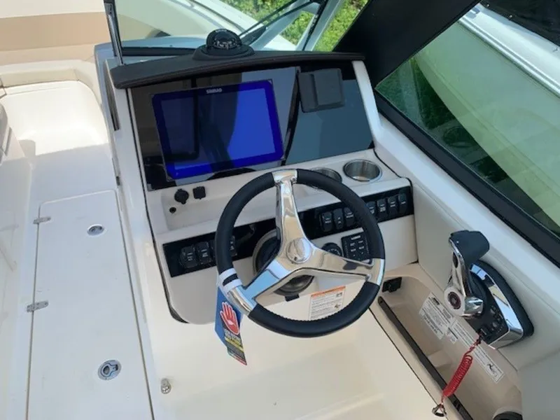Slide: The Image of Boston Whaler 240 Vantage 2025 - 11