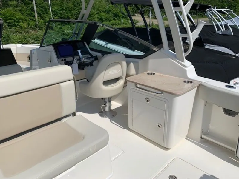 Slide: The Image of Boston Whaler 240 Vantage 2025 - 12