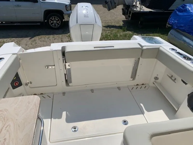 Slide: The Image of Boston Whaler 240 Vantage 2025 - 13