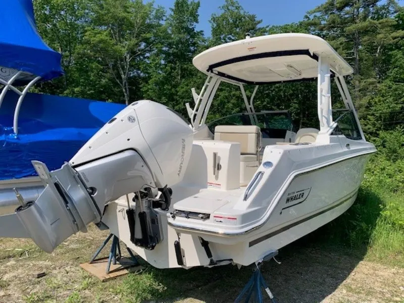 Slide: The Image of Boston Whaler 240 Vantage 2025 - 4