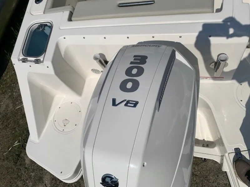Slide: The Image of Boston Whaler 240 Vantage 2025 - 5