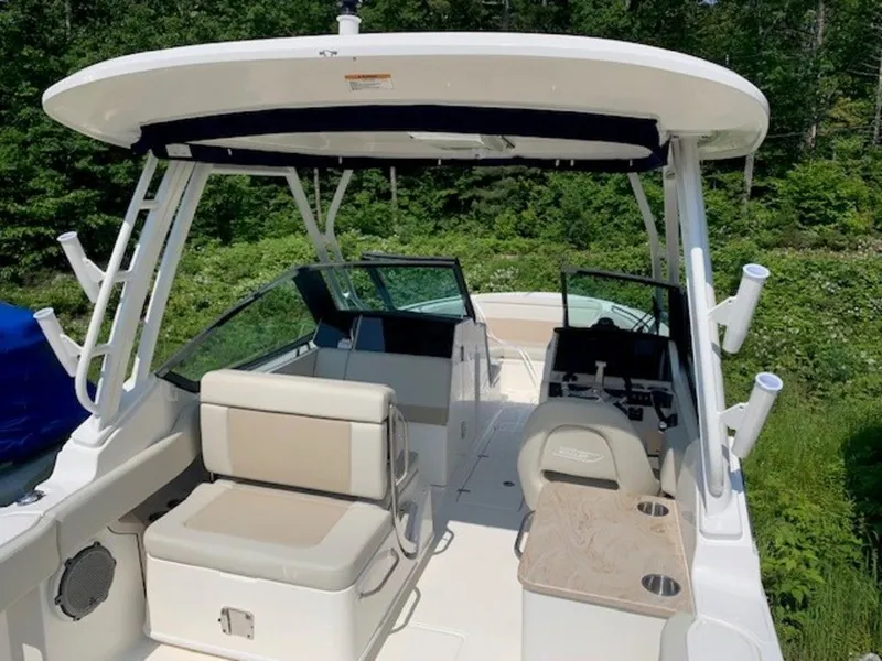 Slide: The Image of Boston Whaler 240 Vantage 2025 - 6