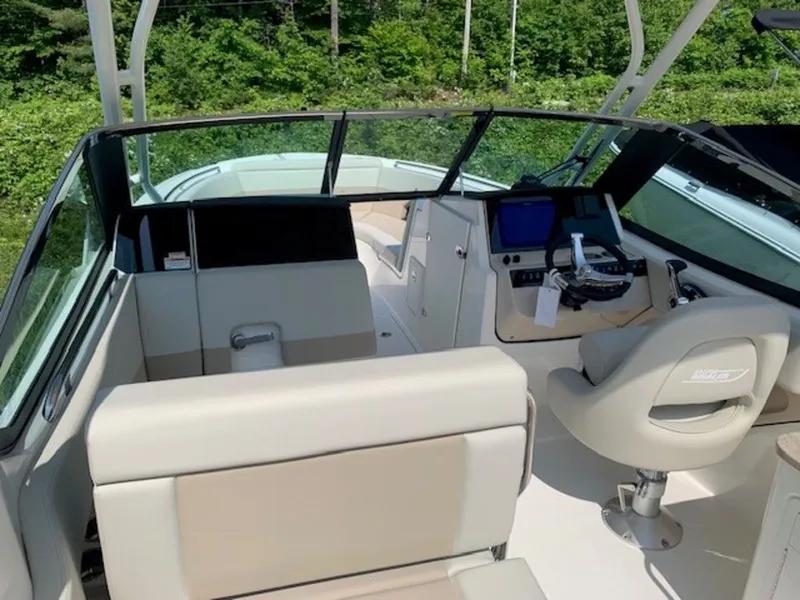 Slide: The Image of Boston Whaler 240 Vantage 2025 - 7