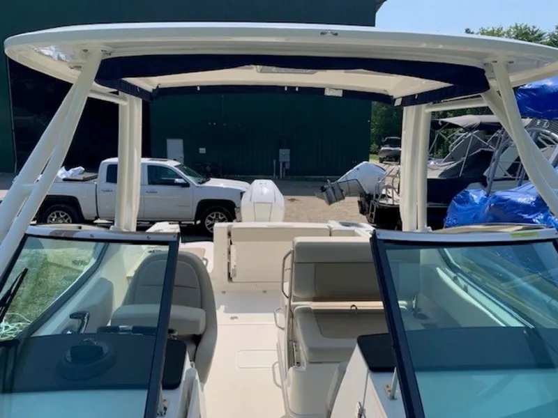 Slide: The Image of Boston Whaler 240 Vantage 2025 - 9