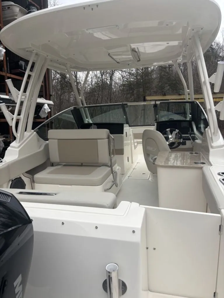 Slide: The Image of Boston Whaler 240 Vantage 2025 - 2
