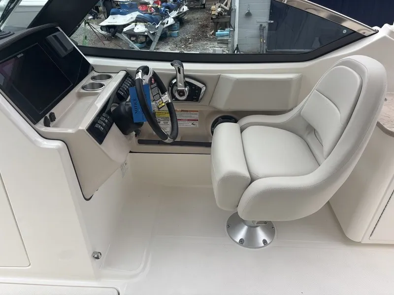 Slide: The Image of Boston Whaler 240 Vantage 2025 - 3
