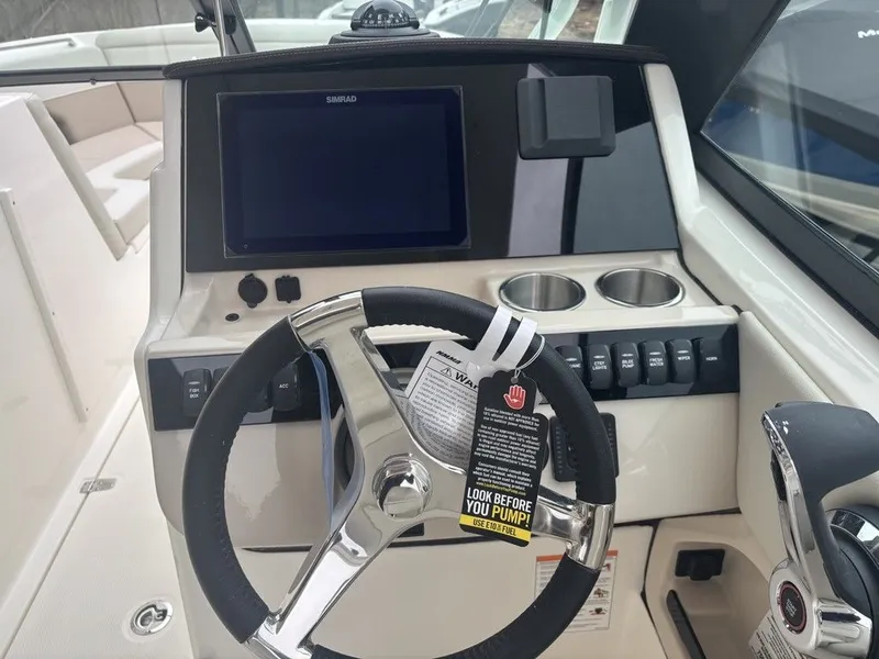 Slide: The Image of Boston Whaler 240 Vantage 2025 - 4