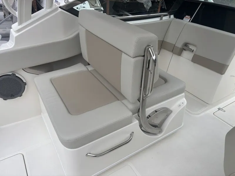 Slide: The Image of Boston Whaler 240 Vantage 2025 - 5