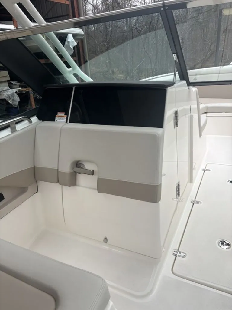 Slide: The Image of Boston Whaler 240 Vantage 2025 - 6
