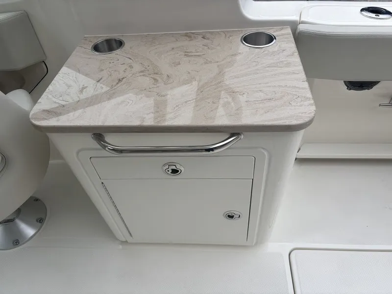 Slide: The Image of Boston Whaler 240 Vantage 2025 - 7