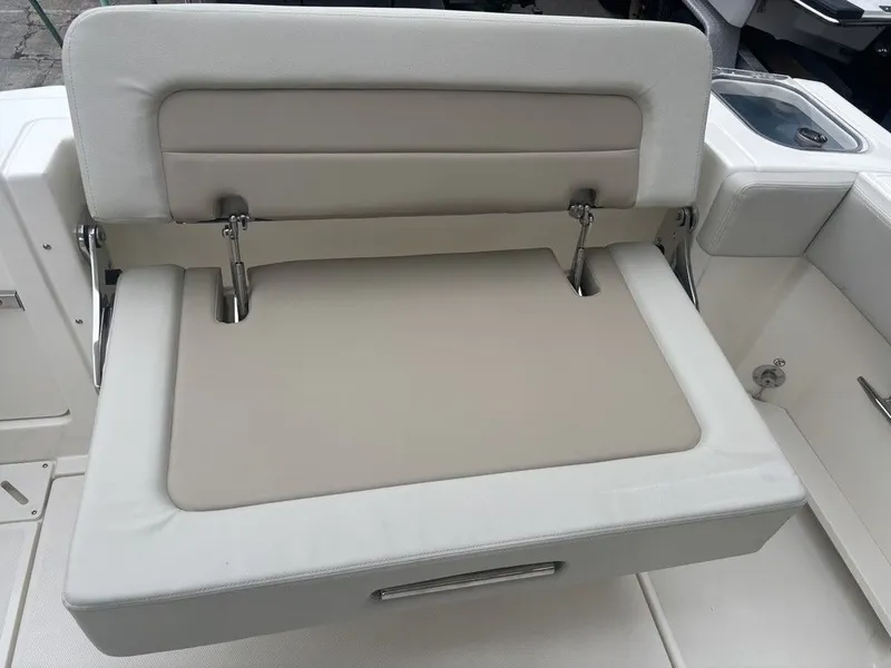 Slide: The Image of Boston Whaler 240 Vantage 2025 - 8