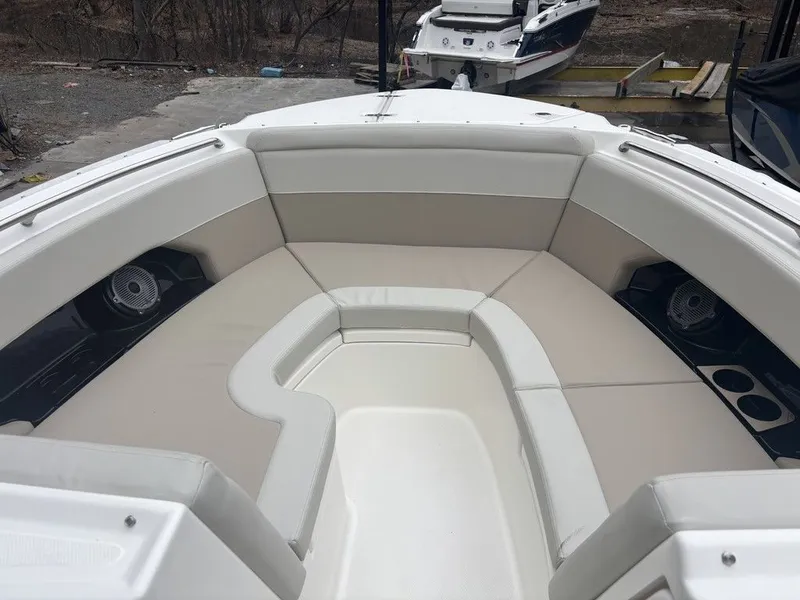Slide: The Image of Boston Whaler 240 Vantage 2025 - 9