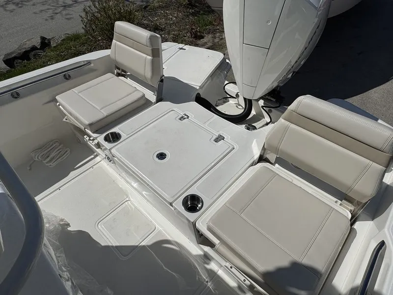 Slide: The Image of Boston Whaler 250 Dauntless 2025 - 11