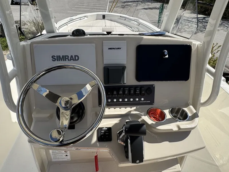 Slide: The Image of Boston Whaler 250 Dauntless 2025 - 16