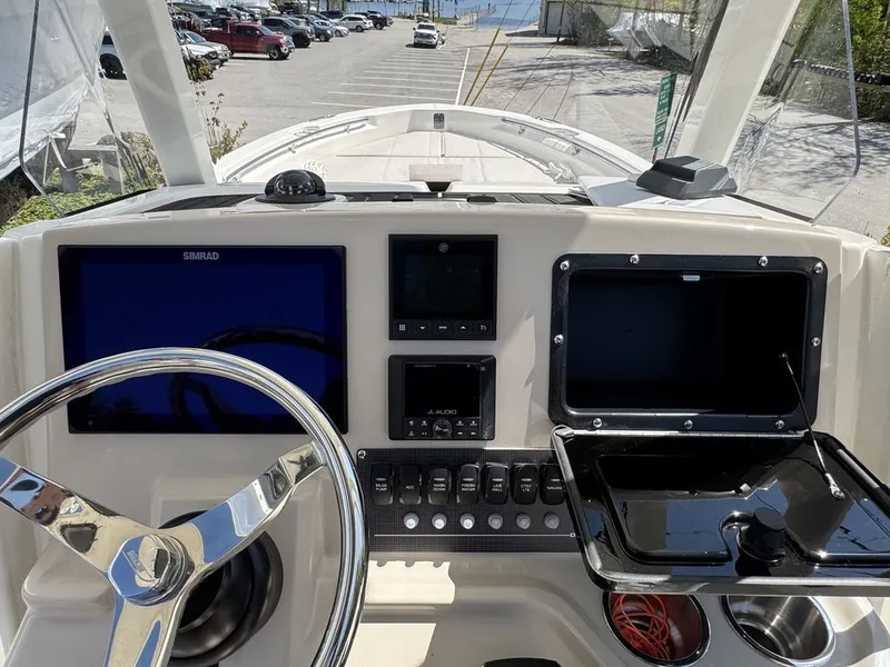 Slide: The Image of Boston Whaler 250 Dauntless 2025 - 17