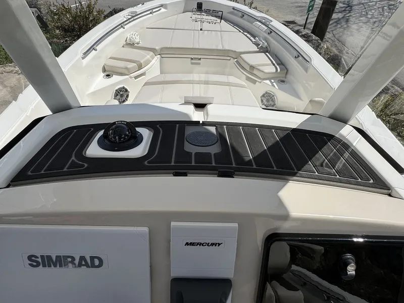 Slide: The Image of Boston Whaler 250 Dauntless 2025 - 19