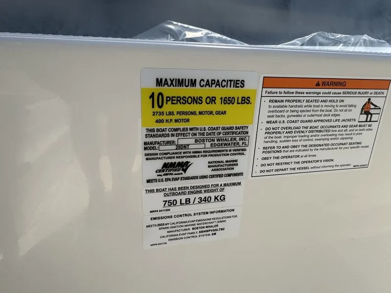 Slide: The Image of Boston Whaler 250 Dauntless 2025 - 20