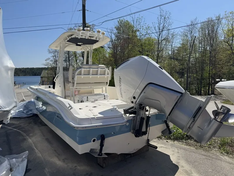 Slide: The Image of Boston Whaler 250 Dauntless 2025 - 5