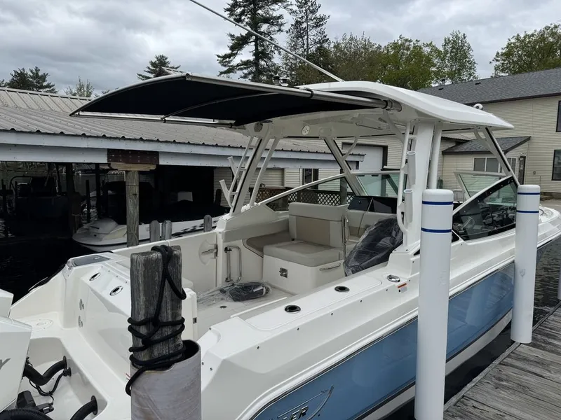 Slide: The Image of Boston Whaler 280 Vantage 2025 - 11