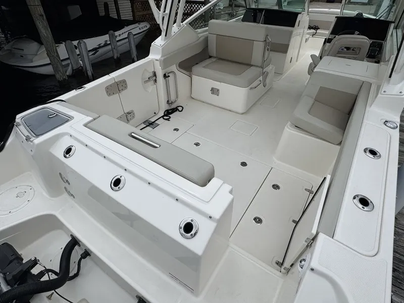 Slide: The Image of Boston Whaler 280 Vantage 2025 - 13