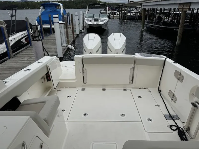 Slide: The Image of Boston Whaler 280 Vantage 2025 - 15