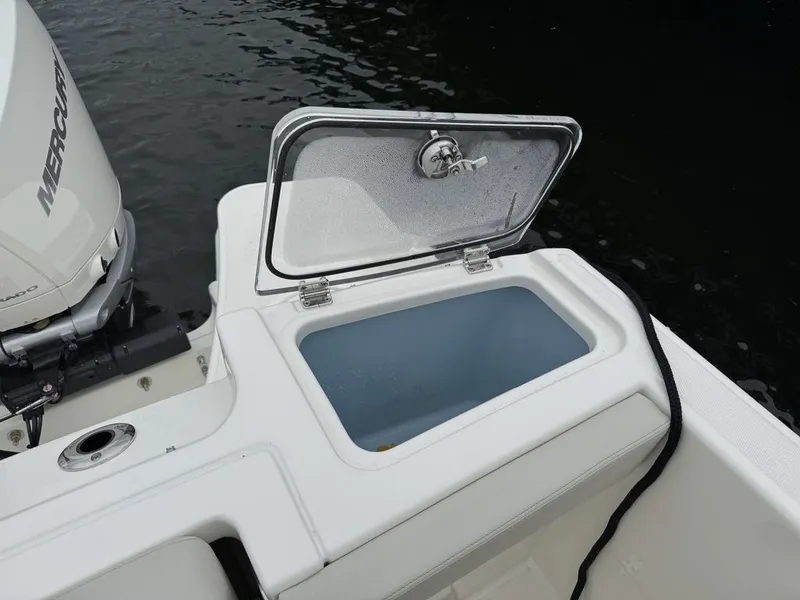 Slide: The Image of Boston Whaler 280 Vantage 2025 - 16