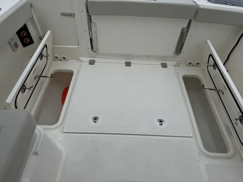 Slide: The Image of Boston Whaler 280 Vantage 2025 - 17