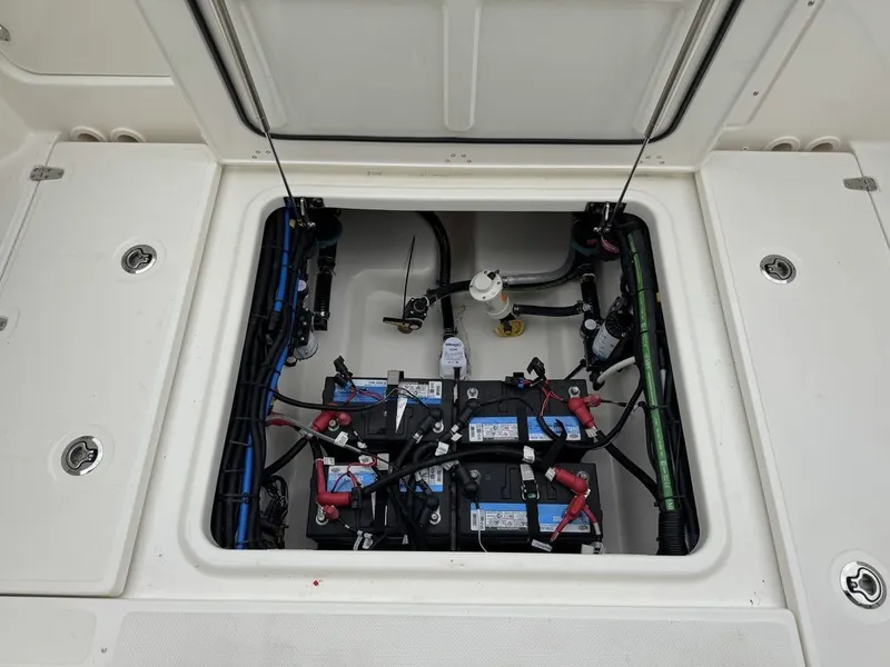 Slide: The Image of Boston Whaler 280 Vantage 2025 - 18