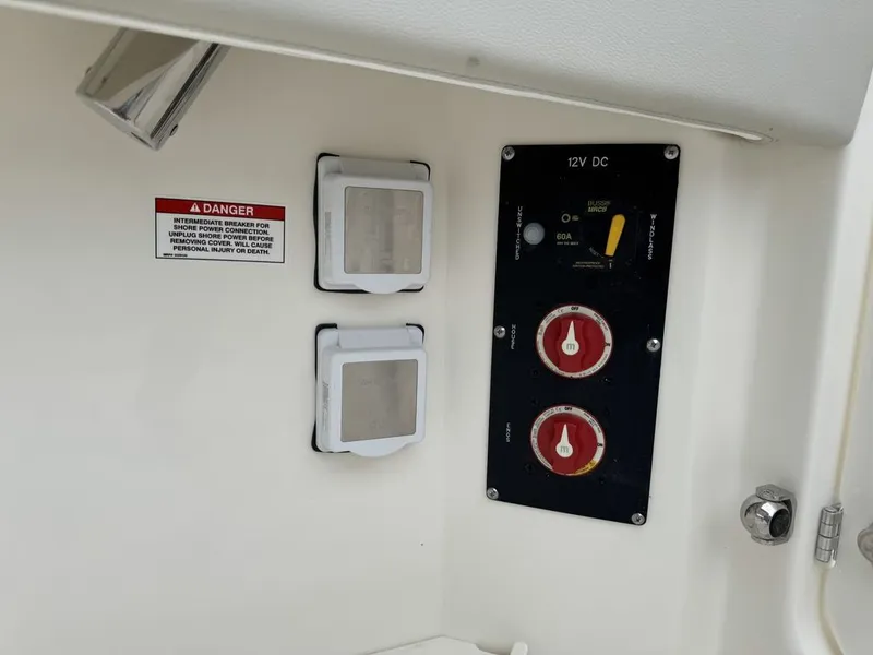 Slide: The Image of Boston Whaler 280 Vantage 2025 - 19