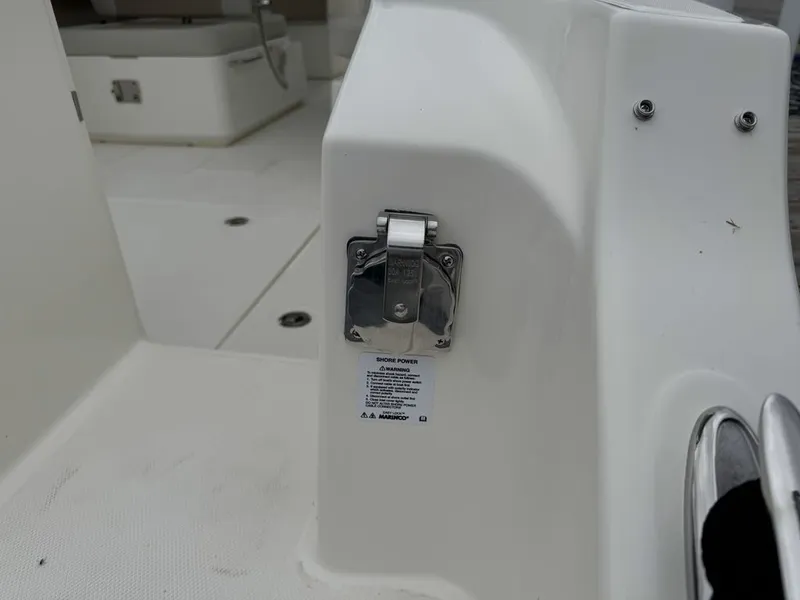 Slide: The Image of Boston Whaler 280 Vantage 2025 - 21