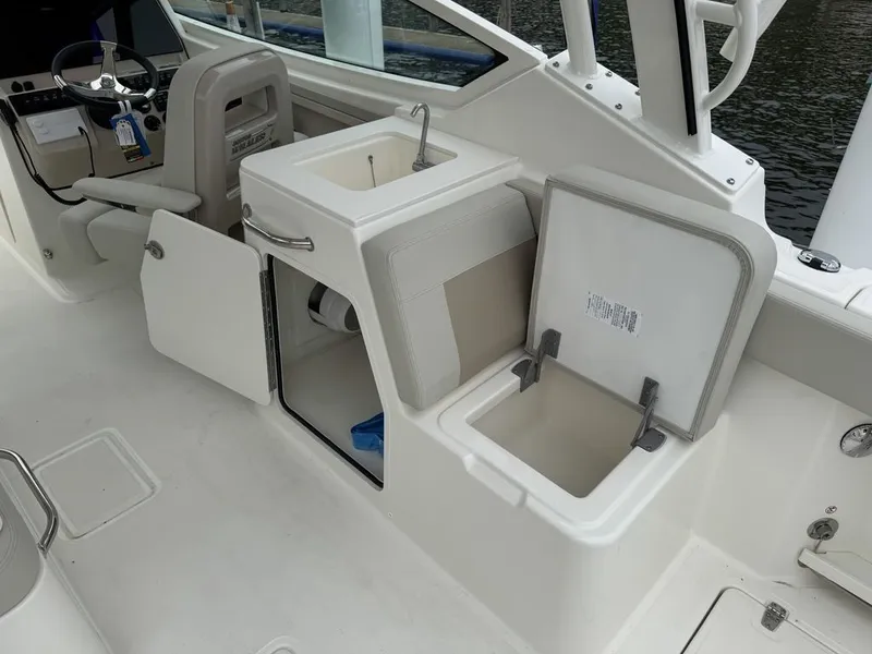 Slide: The Image of Boston Whaler 280 Vantage 2025 - 22