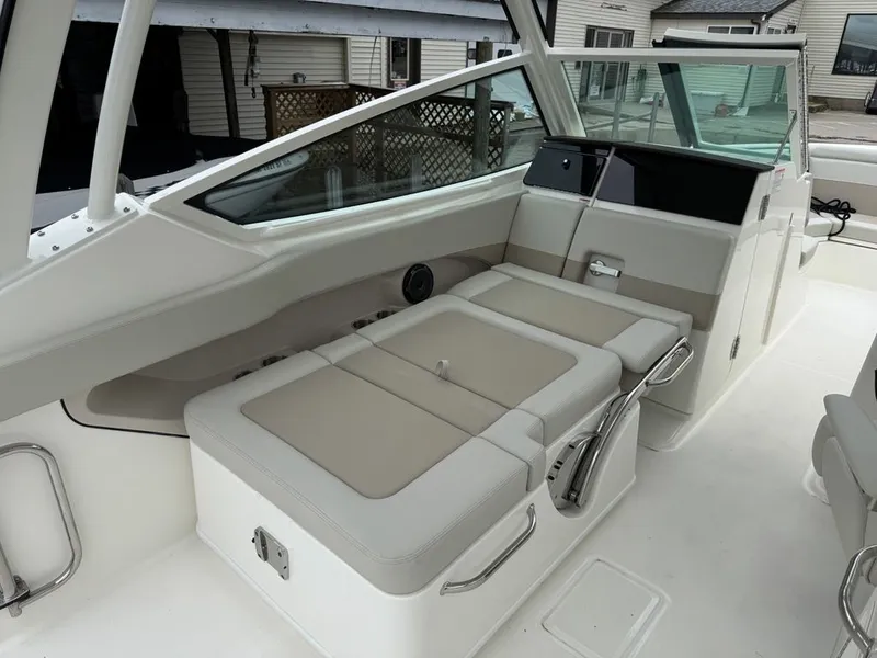 Slide: The Image of Boston Whaler 280 Vantage 2025 - 23