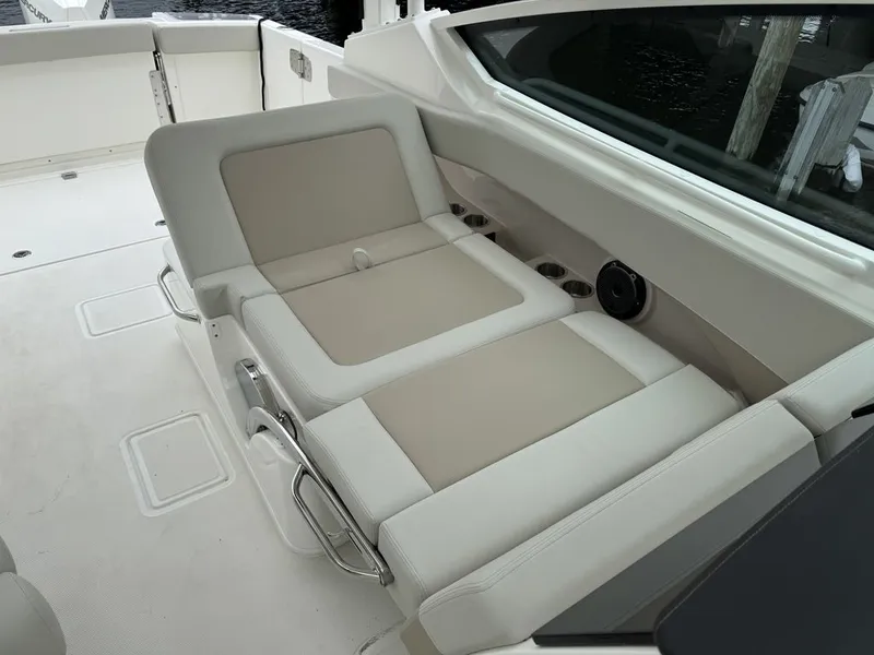 Slide: The Image of Boston Whaler 280 Vantage 2025 - 25