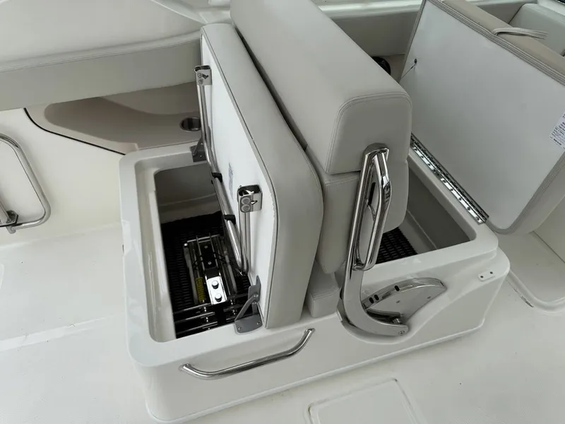 Slide: The Image of Boston Whaler 280 Vantage 2025 - 26