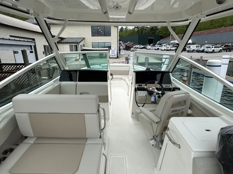 Slide: The Image of Boston Whaler 280 Vantage 2025 - 27